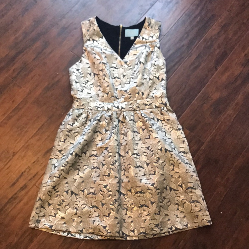 Beautiful gold floral cocktail dress. Size Small.